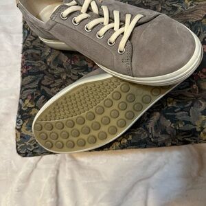 ECCO Soft 7 low top sneakers size 8 women